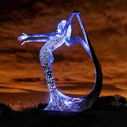 Скульптура светится ночью