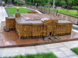 Миниатюрная копия памятника архитектуры Петербурга из бронзы