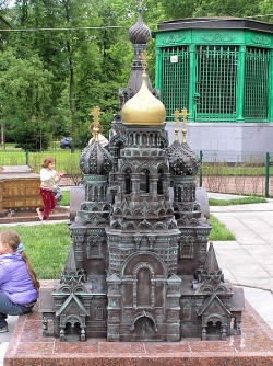 Миниатюрная копия памятника архитектуры Петербурга из бронзы