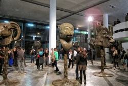 Выставка голов зодиакальных фигур в Лондоне