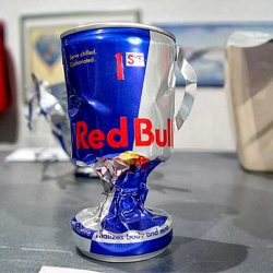 Выставка работ из жестяных банок RedBull