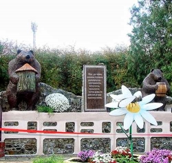 Памятник пчеле в Докучаевске